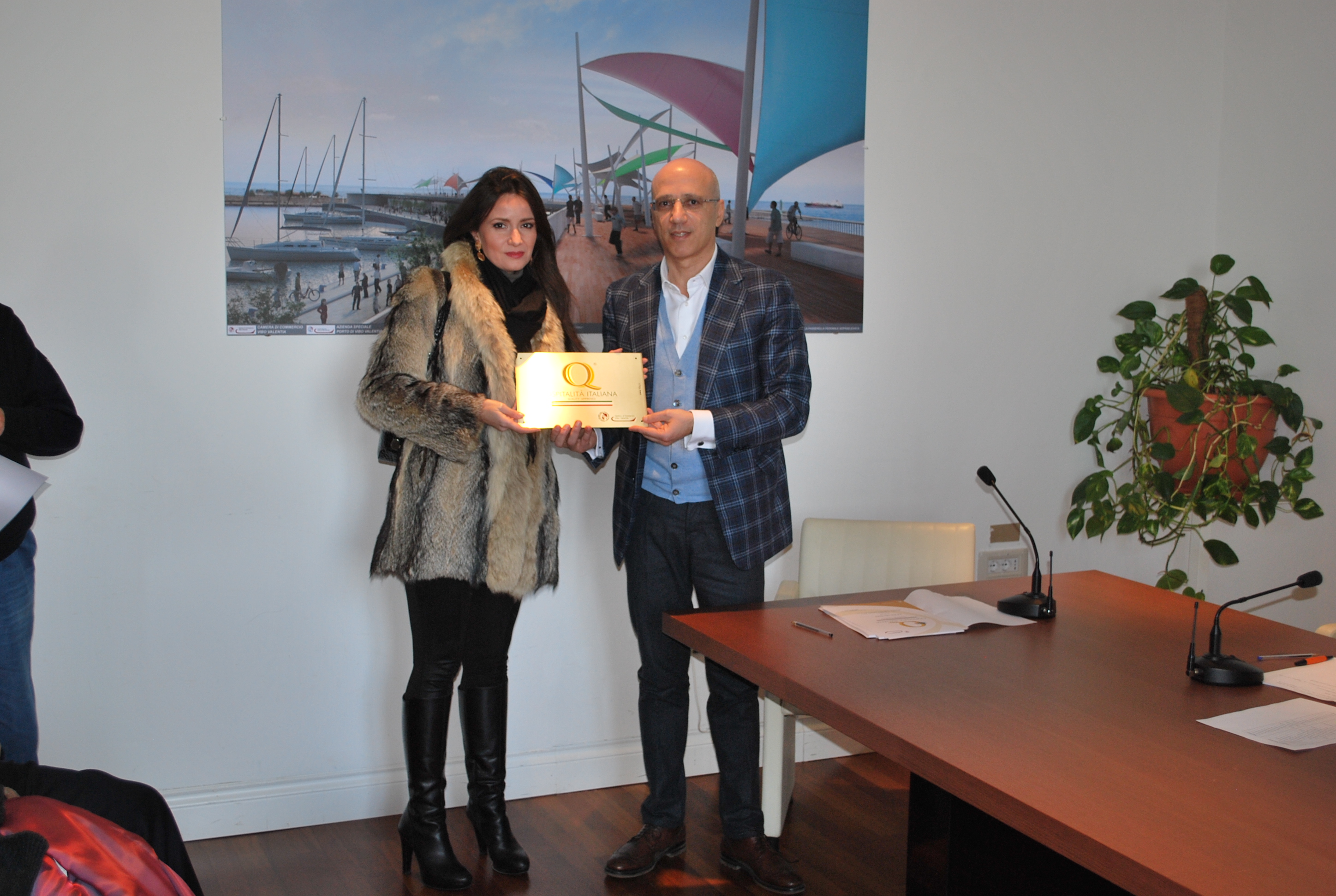 Un momento della premiazione. Il presidente Michele Lico consegna l'attestato.JPG